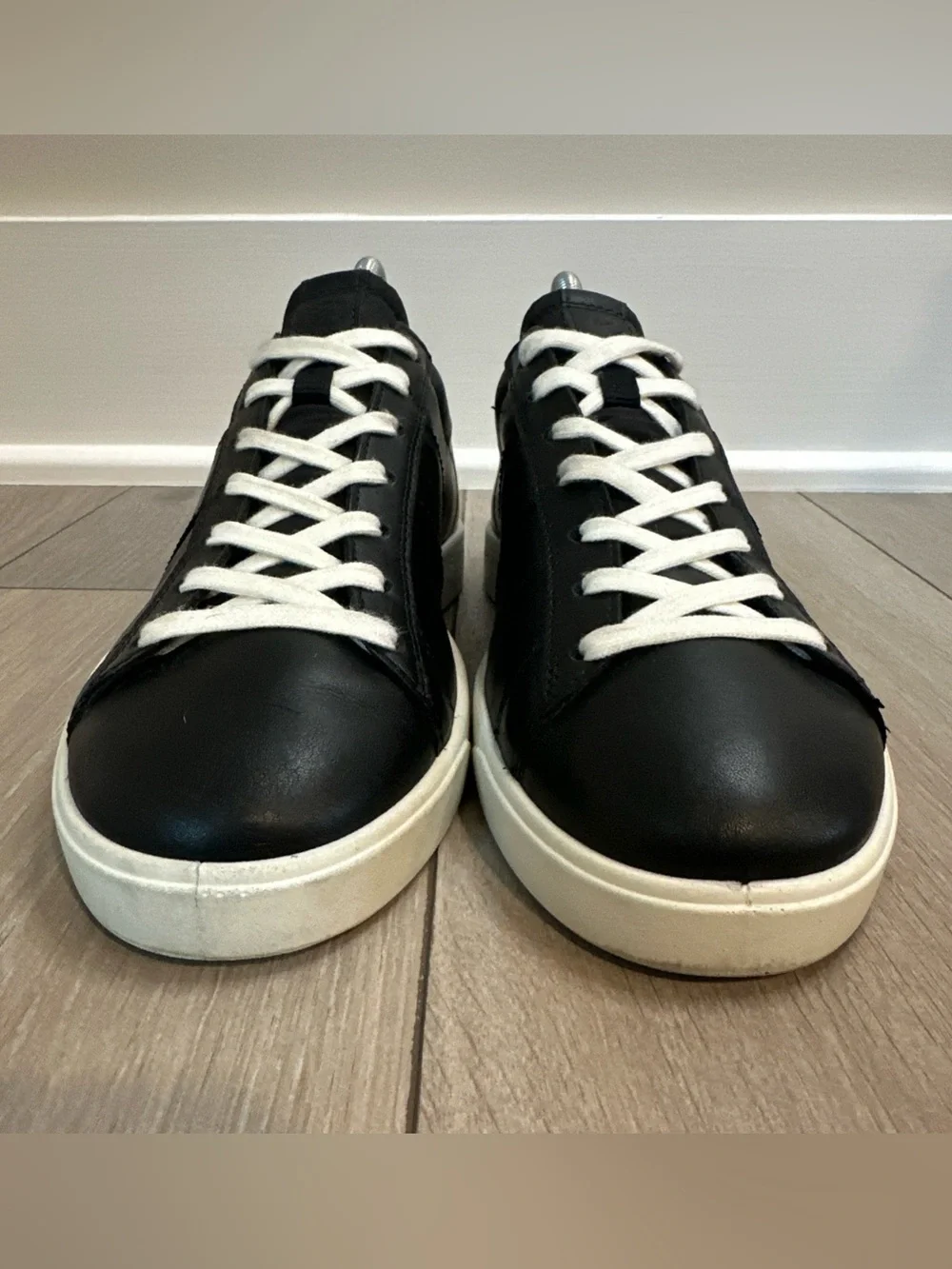 Ecco sleek black